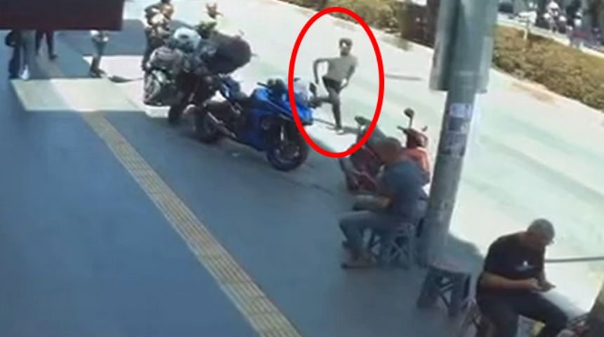 Antalya'da polisin durdurduğu sürücü, arkadaşını ve motosikletini bırakıp kaçtı